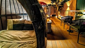 A room with a bed, a bench, and a small table. - Tsuruyoshikawa onsen hotel (Manazuru)
