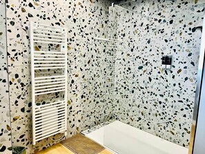 Bathroom - Malibu - Suite in residence with swimming pool (Neuf-Mesnil)