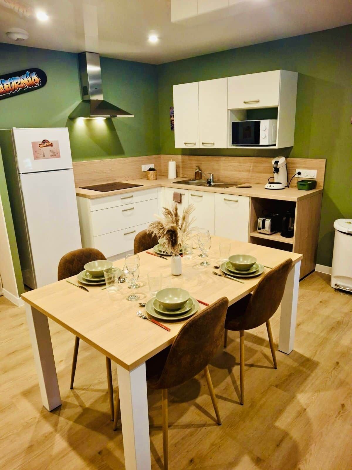 Réfrigérateur, micro-ondes, plaque de cuisson, lave-vaisselle