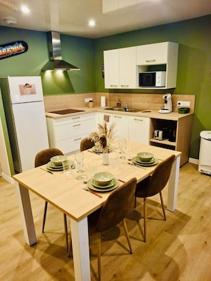 Fridge, microwave, stovetop, dishwasher