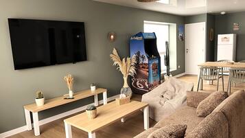 Tv och ett bordtennisbord