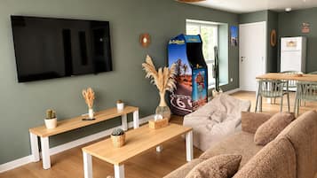 Een moderne woonkamer met een flatscreen televisie, houten meubels en een decoratie met Route 66 thema.