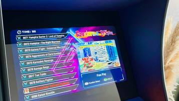 Une borne d’arcade proposant une sélection de jeux vidéo et une option « jeu gratuit ».