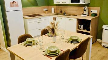 Kühlschrank, Mikrowelle, Herdplatte, Geschirrspüler