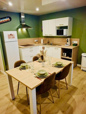 Fridge, microwave, stovetop, dishwasher