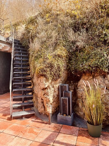 Ferienhaus „Rooftop unter der Burg“ mit privater Terrasse, Garten und WLAN