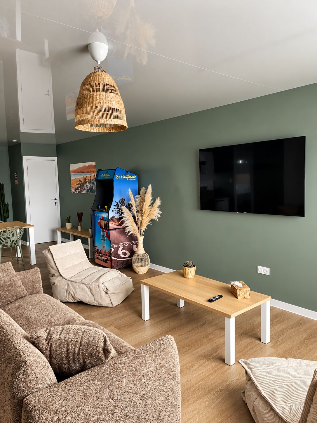 Ein Wohnzimmer mit Sofa, Couchtisch, Fernseher und Bücherregal.