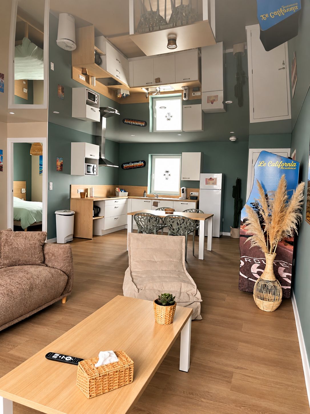 Ein kompakter Wohnbereich mit Küchenzeile, Essbereich und einer Sitzecke mit Sofa und Tisch.