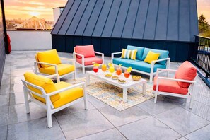 A rooftop terrace with white furniture, a blue sofa, and a table with drinks. - Laguna Beach - Suite in residence with swimming pool (Neuf-Mesnil)