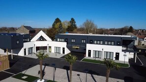 Exterior - Hollywood - Suite in residence with swimming pool (Neuf-Mesnil)