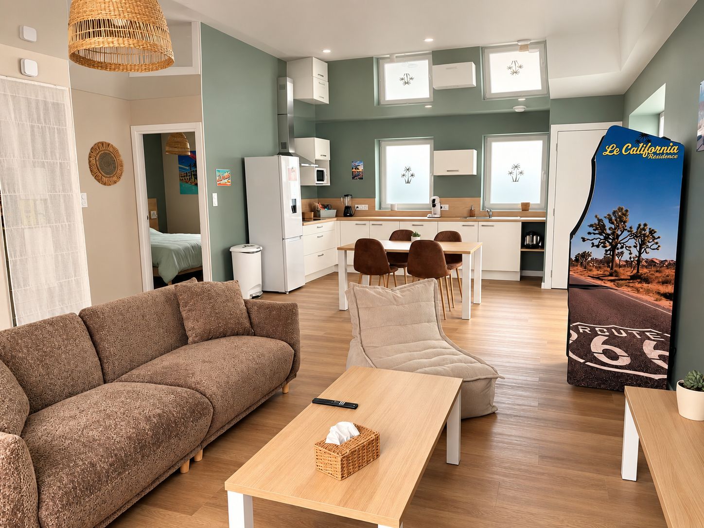 Un salon moderne comprenant un canapé, une table basse et un coin repas avec des chaises et une table.