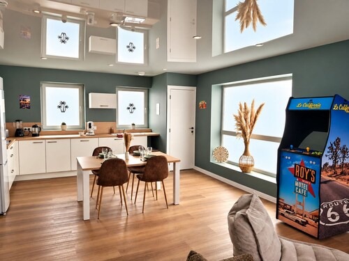 Palm Springs - Apartment in a complex with a pool