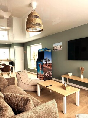 TV, table tennis - Palm Springs - Family suite with pool (Neuf-Mesnil)