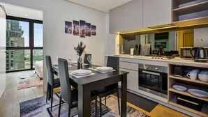 Una cucina moderna con zona pranzo, ampie finestre e vista sulla città.
