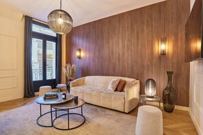 Smart TV, offices - Superb Apartment Terrace Champs Elysees (Paris)