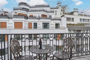 Outdoor dining - Superb Apartment Terrace Champs Elysees (Paris)
