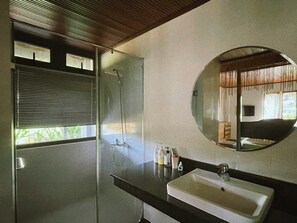 Shower, hair dryer, bidet, towels - Retreat House in Da Lat center - 3km to Ho Xuan Huong lake. (Cam Ly - Đà Lạt)