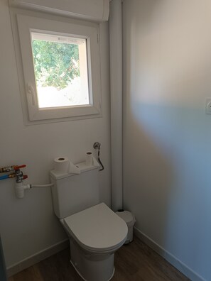 Shower, hair dryer, towels, toilet paper - Small Maisonette with upper floor of 20m2 (Saint-André-de-Cubzac)