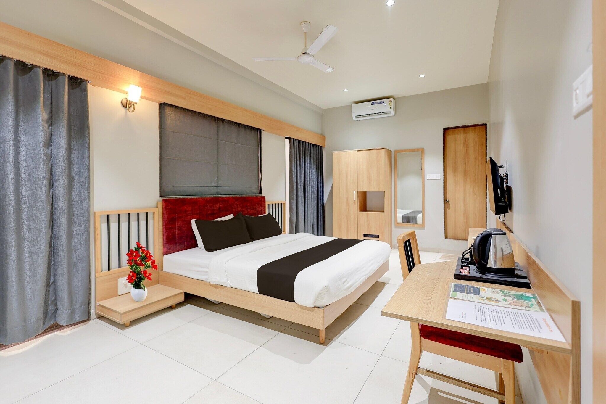 1 bedroom, desk, bed sheets