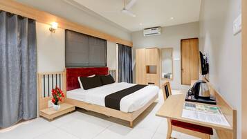 1 bedroom, desk, bed sheets