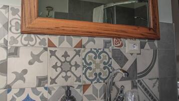 Tripla Deluxe, vista vigneti | Bagno