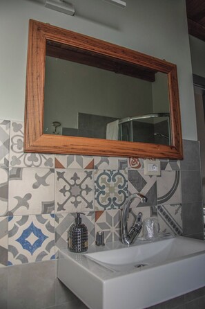 Deluxe Triple Room, Vineyard View | Bathroom