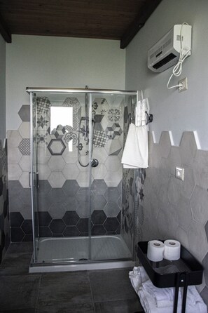 ห้องดีลักซ์ดับเบิลหรือทวิน, วิวไร่องุ่น | ห้องน้ำ