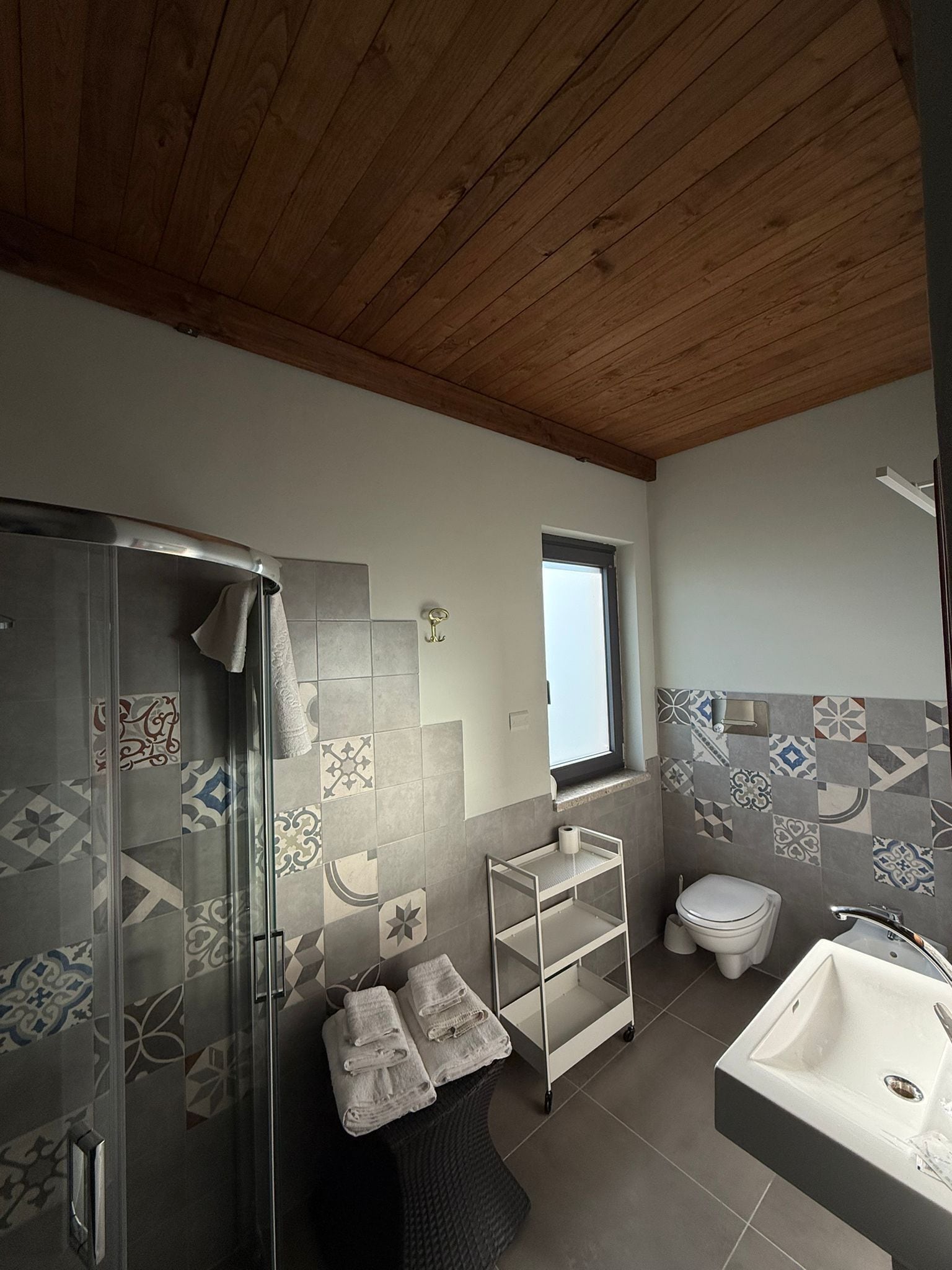 Quarto casal ou duplo luxo, vista para o vinhedo | Banheiro | Chuveiro, toalhas de banho, sabonete, shampoo