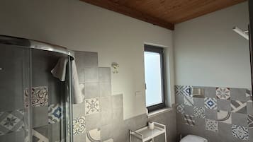 Quarto casal ou duplo luxo, vista para o vinhedo | Banheiro | Chuveiro, toalhas de banho, sabonete, shampoo