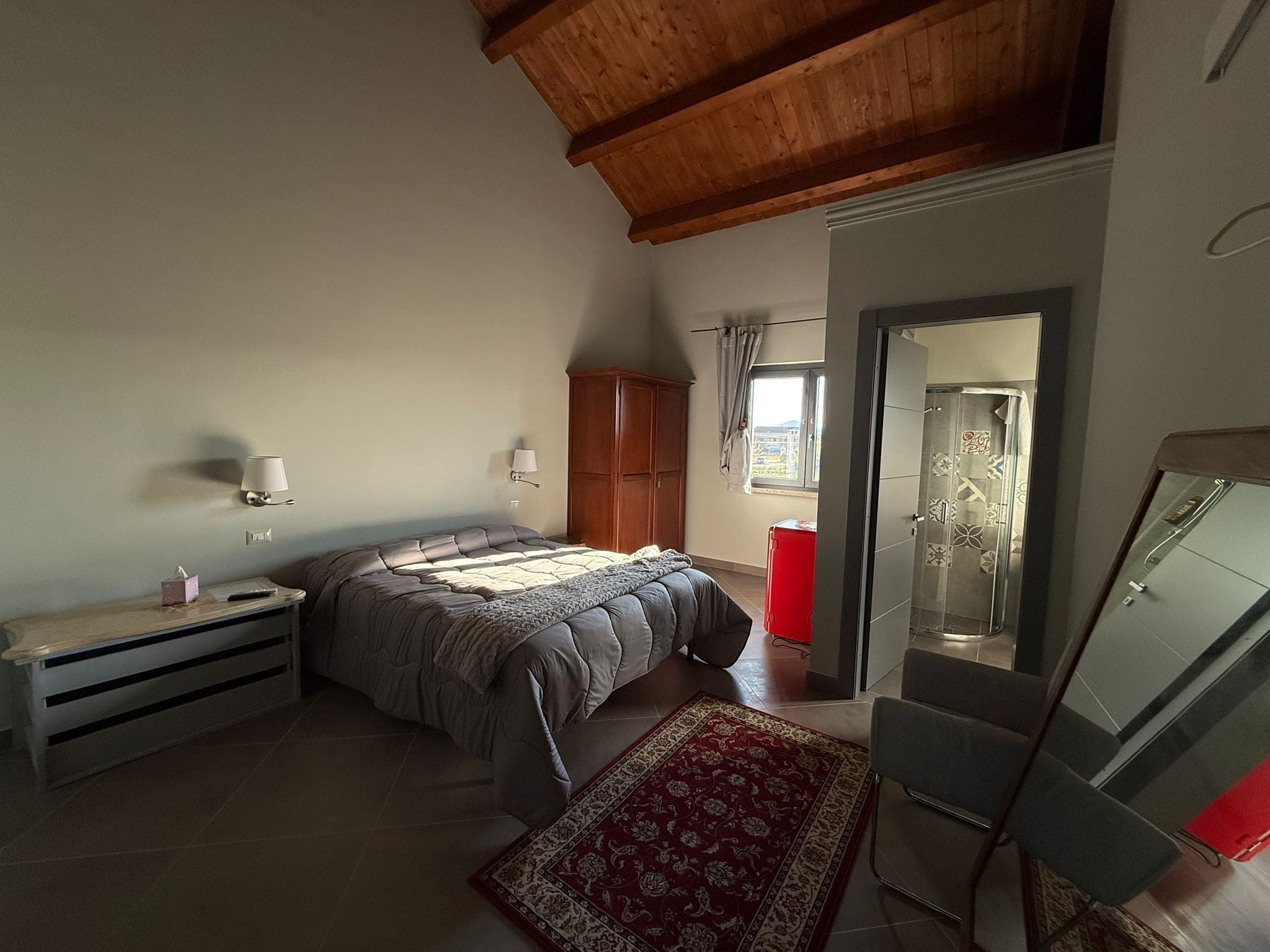 Camera Deluxe con letto matrimoniale o 2 letti singoli, vista vigneti | Minibar con snack e bevande gratuite, postazione laptop
