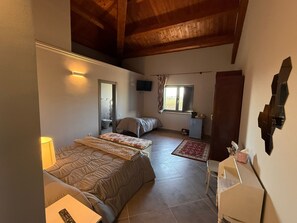 Artículos del minibar gratis, espacio para trabajar con laptop y cunas