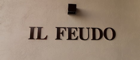 A wall with the text 'IL FEUDO' in large, bold letters.