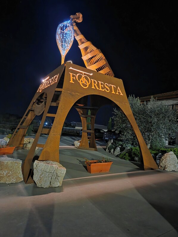A sign with 'FORESTA' and a giraffe sculpture. - B & B Foresta Vini (Telese)