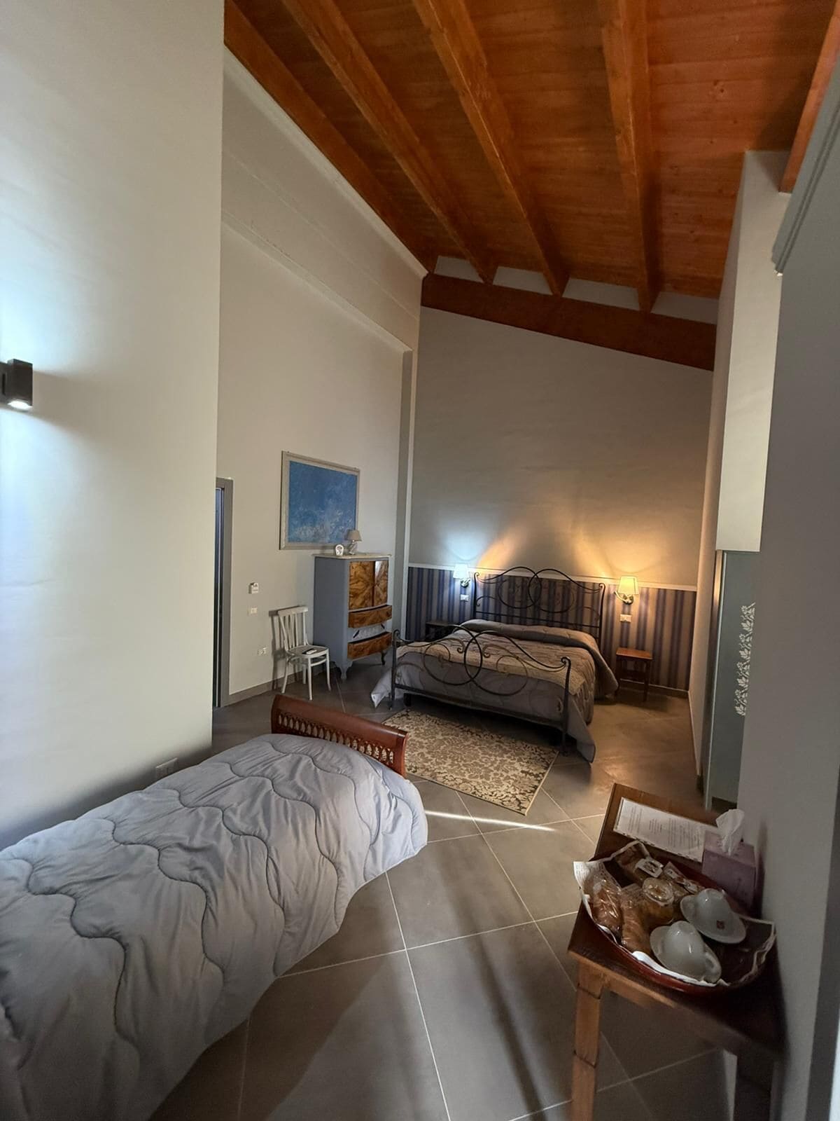 Tripla Deluxe, vista vigneti | Minibar con snack e bevande gratuite, postazione laptop