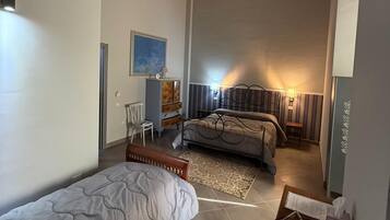 Tripla Deluxe, vista vigneti | Minibar con snack e bevande gratuite, postazione laptop