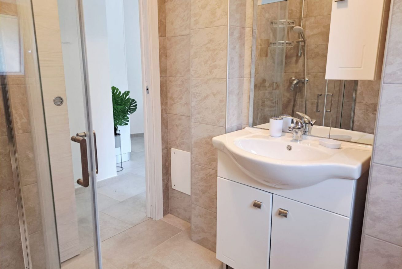 Douche, bidet, serviettes fournies
