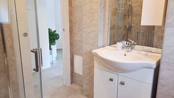 Douche, bidet, serviettes fournies