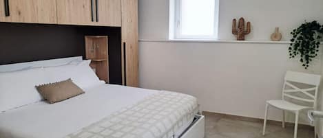 2 habitaciones y tabla de planchar con plancha