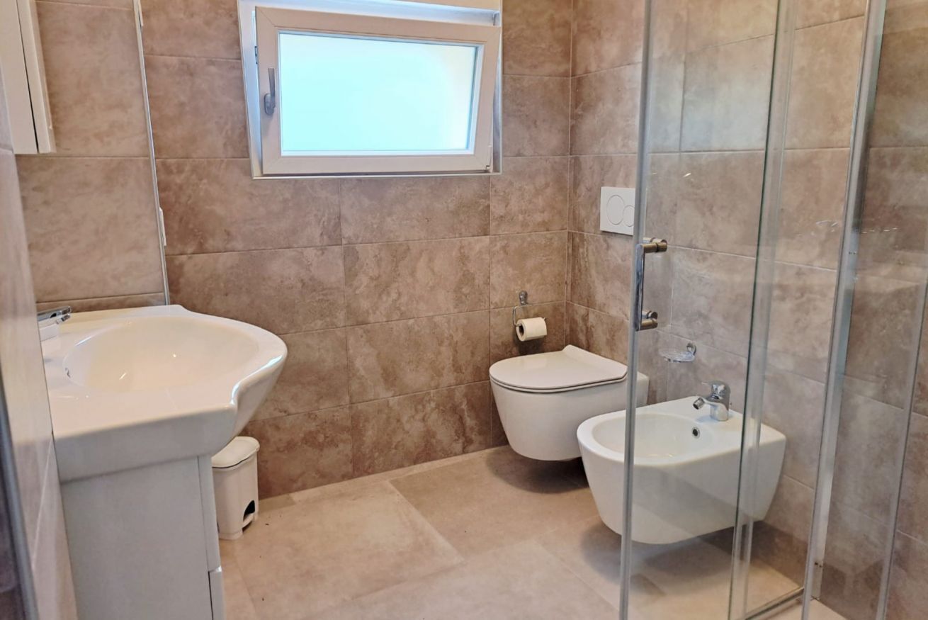 Douche, bidet, serviettes fournies
