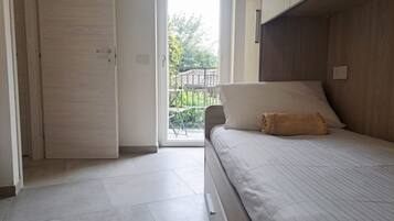 2 Schlafzimmer, Bügeleisen/Bügelbrett