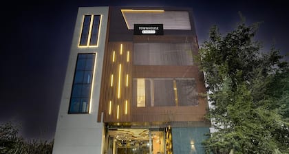 Super Townhouse Subharti University