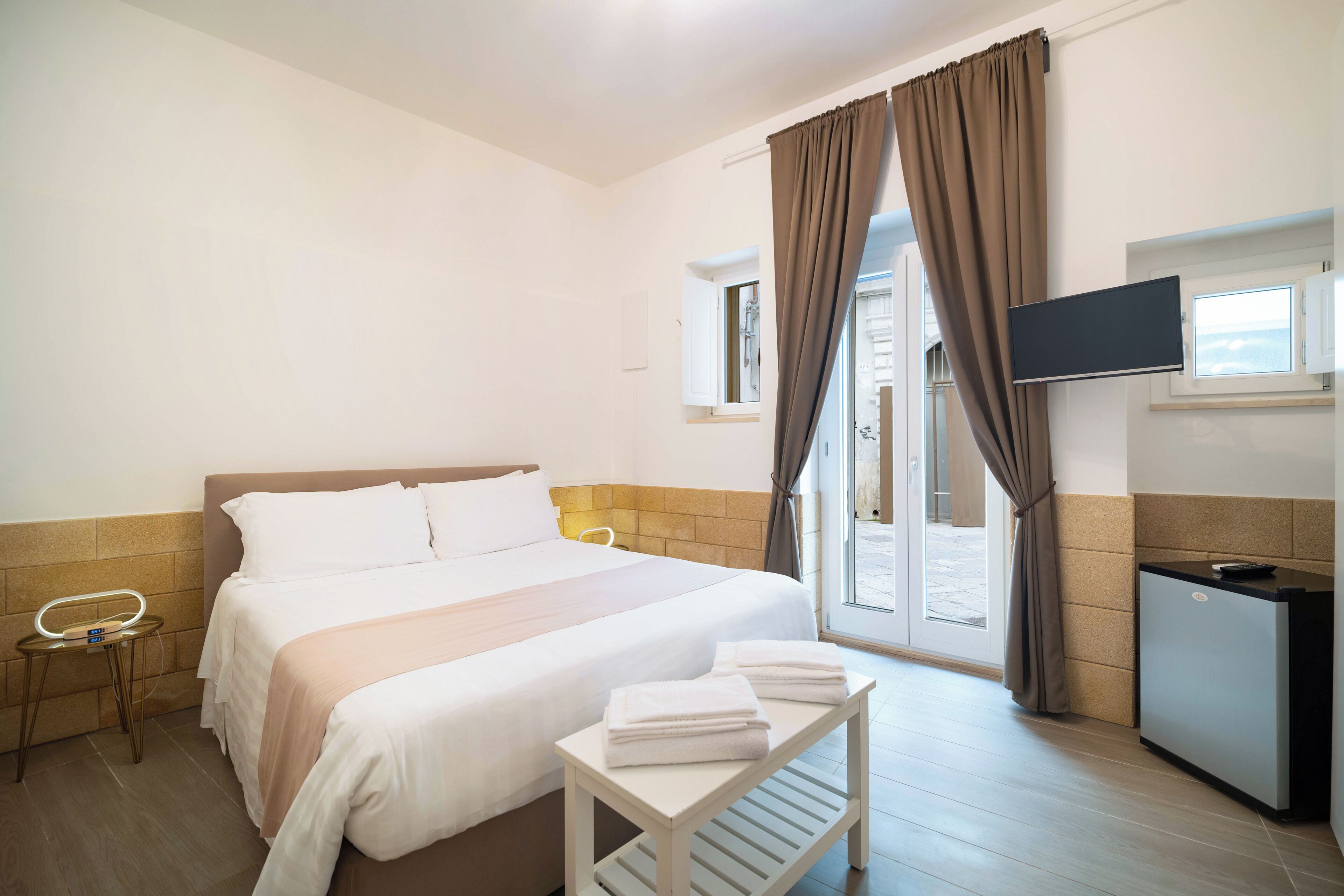 Habitación básica, vista a la ciudad | Escritorio, insonorización, tabla de planchar con plancha y wifi gratis 