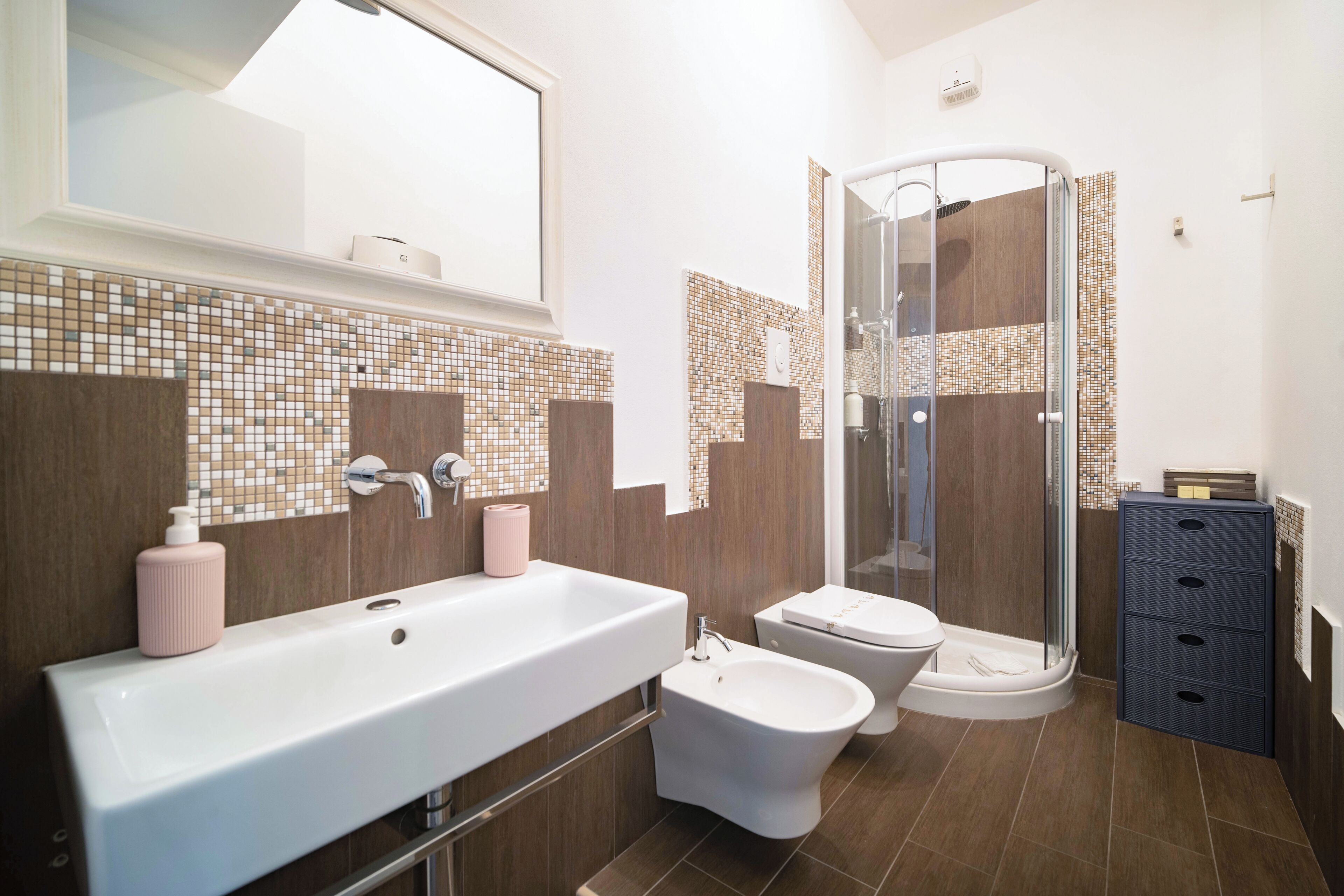 Standardværelse med dobbeltseng eller 2 enkeltsenge - byudsigt | Badeværelse