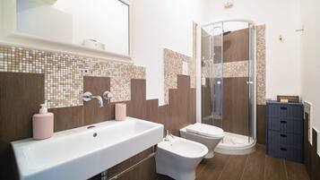 Standardværelse med dobbeltseng eller 2 enkeltsenge - byudsigt | Badeværelse