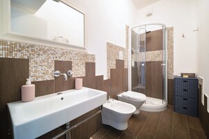 Camera Standard con letto matrimoniale o 2 letti singoli, vista città | Bagno | Asciugacapelli, pantofole, asciugamani, sapone
