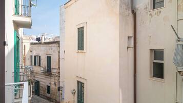 Standardværelse med dobbeltseng eller 2 enkeltsenge - byudsigt | Balkon