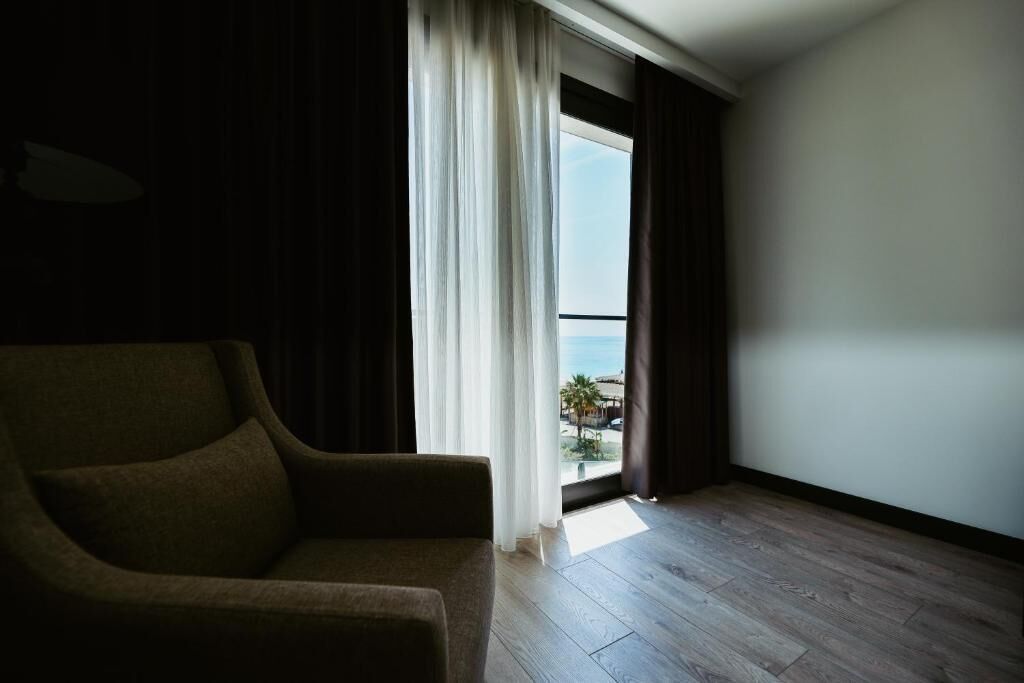 Habitación doble Deluxe, vista al mar | Área de sala de estar