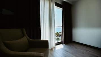 Habitación doble Deluxe, vista al mar | Área de sala de estar