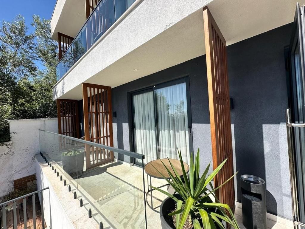Chambre Familiale, balcon, vue mer | Enceinte de l’hébergement