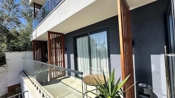 Chambre Familiale, balcon, vue mer | Enceinte de lâhĂ©bergement